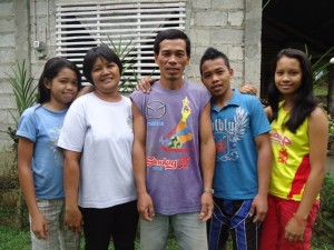 Ewican Family: Genaro (center) together with his wife Norma (second from left) will represent DSWD FO VII for the National Search of Huwarang Pantawid Pamilya 2014. Joan (extreme left) together with her siblings Jason and Jennifer are all beneficiaries of the program. (Photo courtesy of Carmen, Bohol Municipal Links)