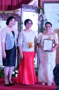 Flordeliza Sarabello Lumalis poses with CSC Chairperson Alicia dela Rosa and CSC -7 Regional Director Editha Luzano after receving the certificate.